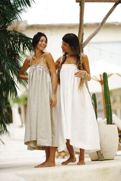 Finally fashionable everyday clothing for the natural woman. Stock up on your white kundalini yoga clothing. Shop for your vacation resort wear. Find and discover clothing for your next yoga retreat. Perfect for your photoshoot to amplify your social media presence. Clothing for kundalini yoga. Banda Bags, Simple Tees, Ethical Clothing, Yoga Lifestyle, Skirt Dress