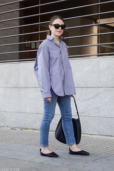 Oversized Shirt Outfit Women, Oversize Shirt Outfit, Kemeja Denim, Petite Style Outfits, Oversized Shirt Outfit, Simple Ootd, The Row Bag, Balenciaga Shirt, Casual Work Outfits Women