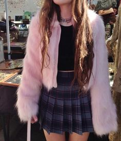 Grunge Tattoo, Cher Horowitz, Fluffy Jacket, Pink Fur, Grunge Look, Scream Queens, 90's Fashion, 90s Grunge, Soft Grunge