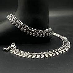 Name of product: 925 Sterling Silver Light Weight Anklet / Silver Payal Weight: 74.50 grams. Length: 26.5centimeter Stamped: 925 FREE EXPRESS SHIPPING -----Feedback::- A satisfied customer is our top priority and your feedback forms the backbone of our success. Don't forget to give positive feedback along with good ratings. Thank You Bride Payal, Antique Silver Anklet, Payal Silver, Payal Designs Silver, Silver Payal, Anklet Silver, Anklet Designs, Silver Gift Wrap, Silver Anklet