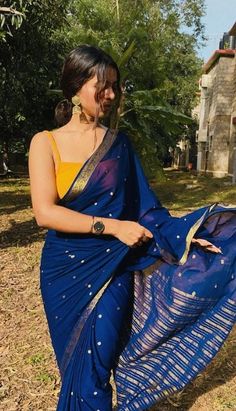 Modern Sarees, Indian Wedding Saree, Saree Wearing, Sarees For Girls, Saree Wearing Styles, Simple Saree Designs, Indian Outfits Lehenga, Fashionable Saree Blouse Designs, Saree Poses