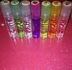 2000s Lip Gloss Aesthetic, Lip Gloss Aesthetic 90s, Lip Gloss 2000s, 90s Lipgloss, 90s Kids Remember, Rangement Makeup, Pink 90s, Lip Balm Collection, Childhood Memories 2000