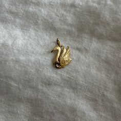 Cute 14k Yellow Gold Swan Charm For A Bracelet Or Necklace. Excellent Condition. Length: .75 In Width: .5 In Always Open To Offers, And Feel Free To Comment With Any Questions! Gothic Hippie, Swan Bird, Gold Swan, Swan Necklace, Blue And Purple Flowers, Gold Chain With Pendant, Diamond Choker, Bird Charm, Yellow Earrings