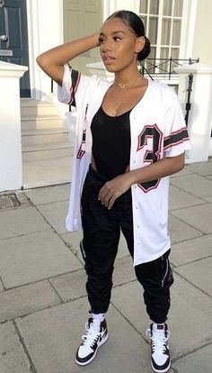 Sport Jersey Outfit Women, Baseball Jersey Outfit Women, Sports Jersey Outfit, Tomboy Femme, Outfit Black Women, Tailgate Outfit, Tailored Suit, Swag Outfits For Girls, Basketball Jerseys