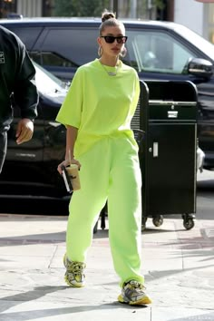 Neon Green Outfits, Mode Editorials, Neon Outfits, Streetwear Mode, 2020 Fashion Trends, Neon Fashion