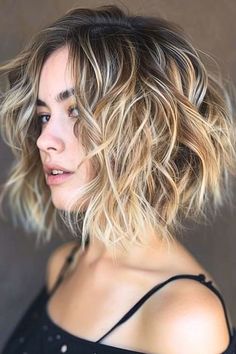 Medium Length Layers, Medium Shag Haircuts, Layered Haircuts With Bangs, Brown Curls, Layered Bob