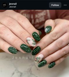 Christmas Hawaii Nails, Festive Green Nails, Quirky Christmas Nails, Very Short Christmas Nails, Non Traditional Christmas Nails, Christmas Nail Ideas Short, Winter Nails Green, Grinch Christmas Nails, Grinch Nail Art