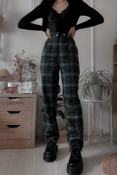 Edgy Work Outfits, Green Plaid Pants, Plaid Pants Outfit, Alt Outfits, Plaid Trousers, Estilo Hippie, Wear Green, Stylish Outfit, Alternative Outfits