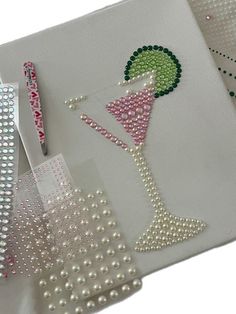 Board Crafts Ideas, Canvas Gem Art, Easy Craft Ideas For Adults Simple Diy Projects, Diy Gift Best Friend, Teen Diy Crafts, Trendy Crafts For 2024, Canvas Rhinestone Art, Fun Craft Ideas For Adults, Arts And Crafts For Adults Projects