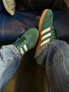 Adidas Shoes Outfit, Adidas Samba Outfit, Samba Shoes, Samba Outfit, Adidas Sambas, Looks Street Style, Green Shoes