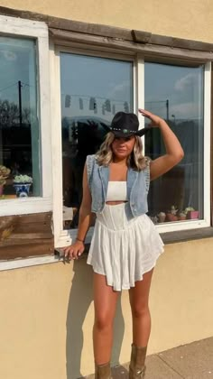 Summer Outfits Festival, White Dress Graduation, Vest Styling, White Romper Dress, Traje Cowgirl, Concert Outfit Country, Summer Dresses White, Country Festival Outfit, Stagecoach Outfit