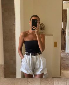 White Shorts Outfit, Tube Top Outfits, Looks Pinterest, Europe Outfits, Summer Vacation Outfits, Shorts Outfit, Vacation Outfits, Spring Summer Outfits, Outfits Casuales