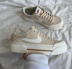 Nike Shoes Photo, Shoes For Autumn, Mint Sneakers, Best Casual Shoes, Casual Tennis Shoes, Casual Outfits For Women, Brunch Outfits, Autumn Shoes Women