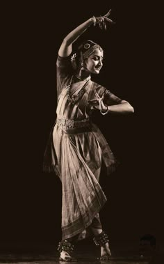 Kuchipudi Poses, Dance Poses Bharatnatyam, Classic Dance Aesthetic, Indian Dance Poses, Kathak Dance Poses, Indian Dancing, Kuchipudi Dance Poses, Kuchipudi Aesthetic, Bharatnatyam Poses