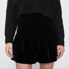 Size: Small Black Short Skirt For Winter, Black Winter Skirt, Short Length, Black Short Winter Skirt, Black Winter Short Skirt, Black Skirt With Elastic Waistband For Fall, Zara Winter Mini Skirt, Zara Mini Skirt For Winter, Black Elastic Waistband Skirt For Fall, Black Relaxed Skort For Fall