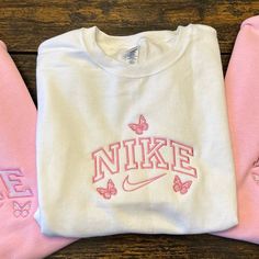 White Nike Butterfly Crew Neck. Nike Crewneck, Casual Preppy Outfits, Trendy Outfits For Teens, Cute Nike Shoes, Lazy Day Outfits, Cute Nikes, Cute Preppy Outfits