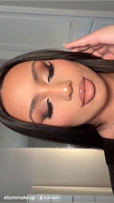 Soft Glam Wedding Makeup Brides Brown Skin, Grad Pictures Makeup, Graduation Photos Makeup, Soft Glam For Hooded Eyes, Makeup For Pictures Photo Shoots, Eyeshadow Looks Color, Face Beat Makeup Prom, Md Makeup Looks, Soft Full Glam Makeup