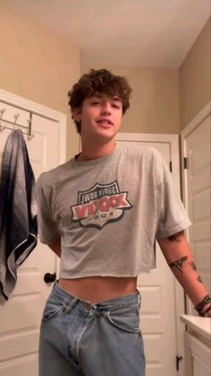 Men In Feminine Clothes Aesthetic, Men Crop Top Outfit, Caleb Rodriguez, Gay Boy Outfits, Boy Crop Top, Men Crop Top, Crop Top Guy, Feminine Guys, Aesthetic Guy Outfits