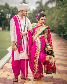 Groom Indian Wedding Outfits, Engagement Couple Dress, Wedding Matching Outfits, Poses Romantic, शादी की तस्वीरें, Haldi Ceremony Outfit, Indian Bride Photography Poses