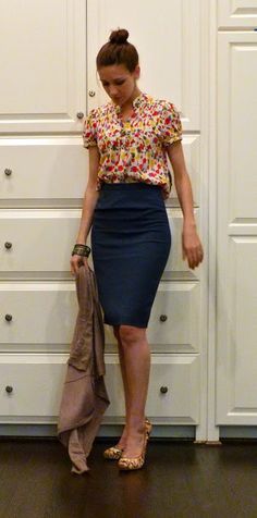 I like the contrast between the bright and busy top and the subdued basic pencil skirt.  I frequently dress like this. Weekend Mode, Skirt Diy, Pencil Skirt Outfits, Rock Outfit, Elegante Casual, Cooler Look, Professional Attire