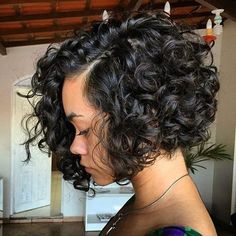 chin-length curly bob hairstyle Kort Bob, Curly Bob Hairstyles, Spring Hairstyles, Short Curly Hair, Short Bob Hairstyles, Homecoming Hairstyles, Curly Hair Styles Naturally, Bobs Haircuts, Virgin Hair