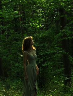Green Witch Nature, Forest Girl Style, Photoshoot Ideas Woods, Woods Photoshoot Ideas, Forest Shoot Ideas, Dark Forest Outfit, Green Forest Dress, Forest Dress Aesthetic, Nature Photoshoot Ideas Forests