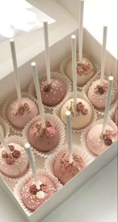 Cake Pops Designs Aesthetic, Dusty Rose Cake Pops, Cake Pop Inspiration, 21st Birthday Cake Pops, Birthday Cakepops Ideas, Pretty Cake Pops, Tea Party Dessert Ideas, Baby Shower Cake Pops Girl, Popcake Ideas