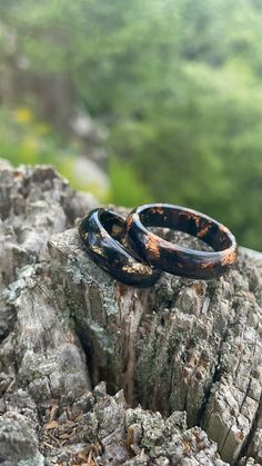 This is a handcrafted black with gold flake or copper flake resin ring. I created this ring with gold flakes, or copper flakes, and colored epoxy resin! This ring can be purchased as a single ring or as a couples set! Discount is included for the set!! This ring comes in gold flake or copper flake please choose the flake color at checkout!  *Ring sizes are 5US-11US (Please refer to sizing chart in photos) *Please choose your ring size at checkout! (Please refer to the ring size chart in the phot Grunge Rings, Chunky Gold Rings, Grunge Ring, Colored Epoxy Resin, Best Friend Rings, Colored Epoxy, Rings Mens, Galaxy Pendant, Couples Ring