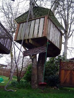 a tree house built into the side of a tree