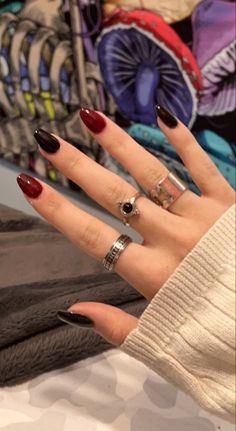 Dark Nails Colors, Short Nails Aesthetic Grunge, Black And Red Nail Inspo Acrylic, Nails Inspo Red And Black, Nail Rock Style, Red And Black Aesthetic Nails, Red And Black Gel Nails Ideas, Red Black Nails Short, Short Nails Grunge