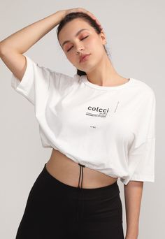 Blusa Cropped Colcci Fitness Lettering Off-WhiteModelagem: BlusêGola: RedondaManga: 3/4Estampa: Texto / NúmerosDetalhes: Possui ajuste frontal na barra.Medidas da peça no tamanho G:• Ombro: 28cm• Ombro a ombro: 71cm• Comprimento da manga: 17cm• Largura da manga: 46cm• Comprimento da peça: 48cm• Busto: 134cm(Medidas com elasticidade)Medidas do Modelo: Altura: 1,80m/ Busto: 91cm/ Cintura: 76cm/ Quadril: 108cmCURINGA E Estilosa: As blusas são nossas aliadas no dia a dia, compõem diversos look desde Running Shorts Men, Kandy, Running Shorts, Mens Shorts, Graphic Tee, Crop Top, Graphic Tees, Twist, Off White