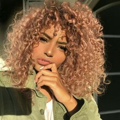 Quem deze que cabelo cacheado e feio Curl Layers, Dyed Curly Hair, Colored Curly Hair, Hair Shop, Festival Looks, Hair Black, Short Curly Hair, Gold Hair