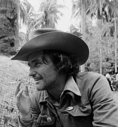 Dennis Hopper on set of "Apocalypse Now" Dennis Hopper Apocalypse Now, Apocalypse Now Dennis Hopper, Boy Portrait, Black Hole Sun, Late 30s, Rock Springs, Gender Envy