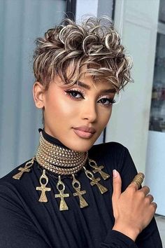 Highlights For Pixie Haircut, Crop Hairstyles For Women, Pixie Cut With Highlights, Pixie Haircut Ideas, My Hair Styles, Short Dark Hair, Short Curly Haircuts