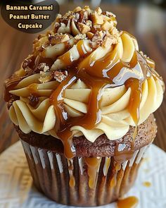 Butter Cupcake Recipe, Peanut Butter Drizzle, Butter Flavors, Banana Caramel, Recipes Banana, Peanut Butter Cupcakes, Butter Cupcakes, Banana Slices, Gourmet Cupcakes