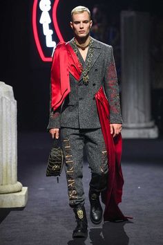 Moschino Fall-Winter 2019 Runway Show Ancient Greece Fashion Men, Rome Clothing, Ancient Rome Fashion, Runway Poses, Journal Fashion, Rome Fashion, High Fashion Men, Vintage Man, Julius Caesar