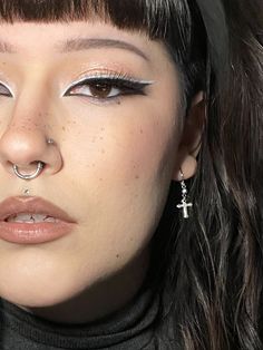 Hooded Eyes White Eyeliner, White And Black Eyeliner Makeup, White Graphic Eyeliner Looks, White Eyeliner Looks Hooded Eyes, White Black Eyeliner, Eyeliner White And Black, White Mascara Makeup Looks, Black And White Eyeliner Ideas, White Eyeliner Hooded Eyes