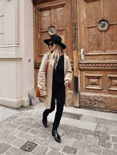 Janessa Leone Hat, Black And White Outfit, Millennials Fashion, Hat Outfit, Janessa Leone, Fashion Trends Winter, Free Style, Junya Watanabe, Mansur Gavriel