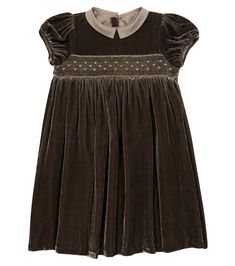 Mark important milestones with Bonpoint's Blossom dress. It's made from smooth silk-blend velvet with hand-embroidered smocking and charming puffed sleeves. Button fastenings at the back make for easy changing. | Bonpoint Blossom velvet dress Brown Velvet Dress, Winter Bridal Bouquets, Winter Bridesmaids, Winter Bridesmaid Dresses, Blossom Dress, Velvet Bridesmaid Dresses, Brown Velvet, Photo Styling, Puffed Sleeves