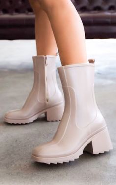 Light Color Boots Outfit, Chic Rain Boots, Fashionable Rain Boots, Aesthetic Rain Boots, Raining Boots Outfit, Rain Boots Outfit Summer, White Rain Boots Outfit, Rain Outfit Summer, Rainy Boots Outfit