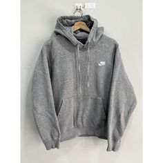 Vintage Nike Hoodie sweater. Size large. Measurments below. Good overall condition. May need light wash LENGTH -- 26.5 inches PIT TO PIT -- 24 inches SLEEVE LENGTH -- 19 inches *PLEASE NOTE ALL MY ITEMS MAY CONTAIN UNMENTIONED FLAWS SUCH AS HOLES RIPS AND STAINS* All sales final. I do bundle deals as well Nike Sweaters Grey, Nike Hoodies Gray, Gray Nike Fleece Hoodie, Nike Gray Hooded Sweatshirt, Pull Vintage Nike 10€, Pull Nike, Pull Large, Vintage Nike Hoodie, Gray Hoodie