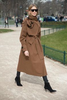 Trenchcoat Fashion, Trench Coat Outfit, Iranian Women Fashion, Trench Coat Style, Fashion Cover, Paris Fashion Week Street Style, Street Style Paris, Autumn Street Style, Camel Coat