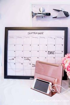 Desk Organization Ideas (For The Most Organized Desk Ever) Small Office Organization, Desk Organization Ideas, Magnetic Spice Tins, Gold Office Supplies, Rose Gold Ipad, Tidy Desk, Organized Desk, Rose Gold Office, Space Saving Desk