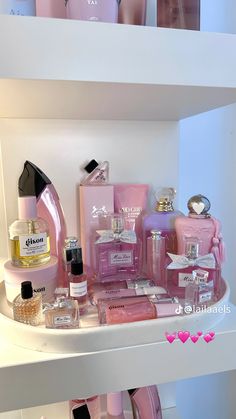 Room Perfume Organization, Perfume Set Up Ideas, Aesthetic Perfume Display, Perfume Decor Ideas, Perfumes Organization, Perfume Organization Organizing Ideas, Pink Perfume Aesthetic, Vision Board Ideas Pink