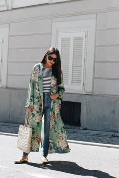 Vaqueros, kimono extralargo de seda cruzado y actitud, mucha actitud. Hemos buscado las 44 mejores ideas para que lleves ya esta prenda de tendencia. Modern Hippie, Long Kimono, 가을 패션, Churidar, Boho Stil