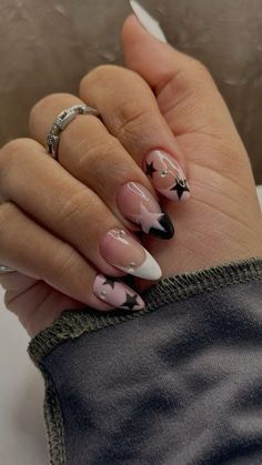 Maddy Perez Inspired Nails, New York Nail Ideas, Almond Nails Designs White, Star Nails Almond, Nails Almond Winter, Black And White Star Nails, Gelx Inspo Nails, Daisy Acrylic Nails, Concert Nails