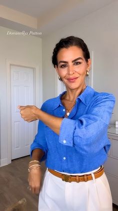 shirt fashion hack | #shorts #fashionhacks #style Tying Hacks, Folding Sleeves, Shirt Tuck, Clothes Hacks, Clothing Tips, Diy Clothes Videos, How To Fold Sleeves, Petite Fashion Tips