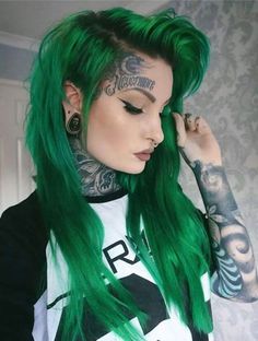 30 Glamorous Green Hair Styles that Look Awesome on Anyone Lusy Logan, Scene Haircuts, Emo Hair, Jumpsuit Outfit, Short Hair Color, Scene Hair, New Hair Colors