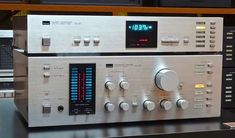 an old fashioned stereo system sitting on top of a table