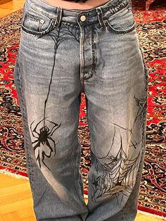 insta: @samira_.scb #jeansdrawing #spiderdrawing #stardrawing #spiderwebdrawing #spiderweb #spiderdrawing Custom Jeans Diy, Bleaching Clothes, Jeans Drawing, Punk Fashion Diy, Painted Clothes Diy, Diy Clothes Design, Diy Fashion Clothing, Painted Jeans, Denim Diy